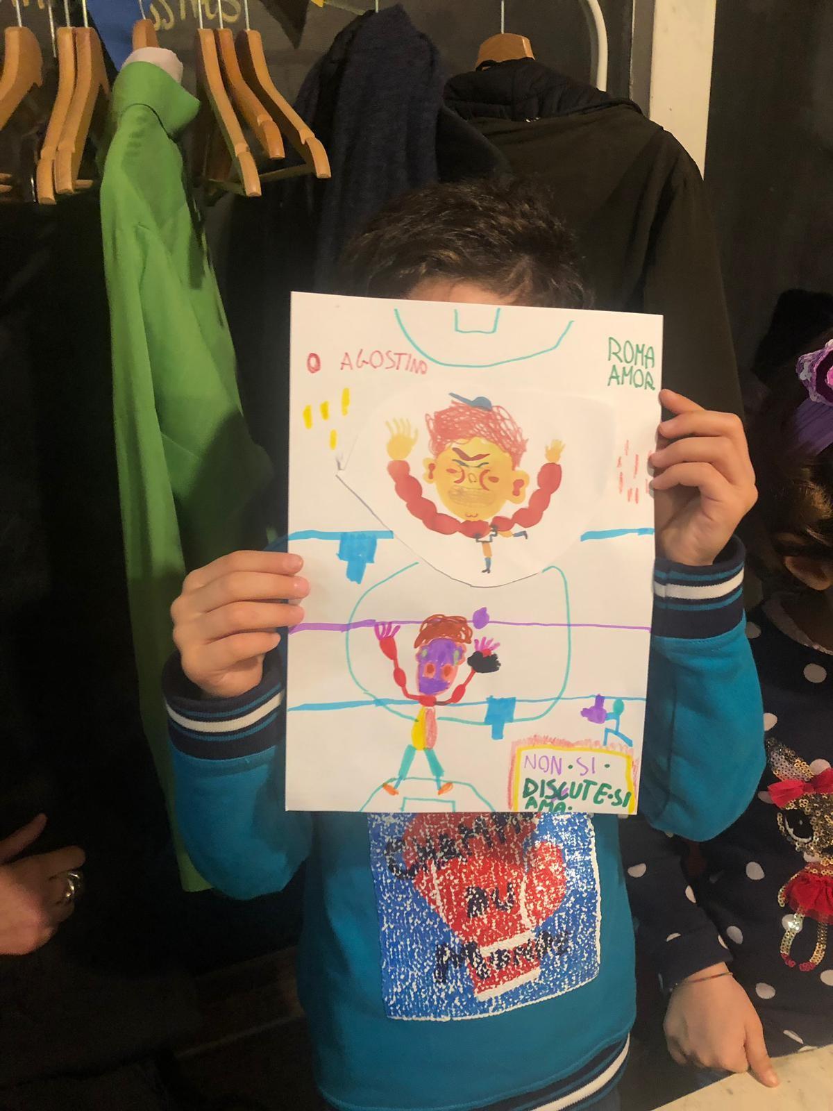 Uno dei bambini, veri protagonisti dell\'evento, con il suo disegno