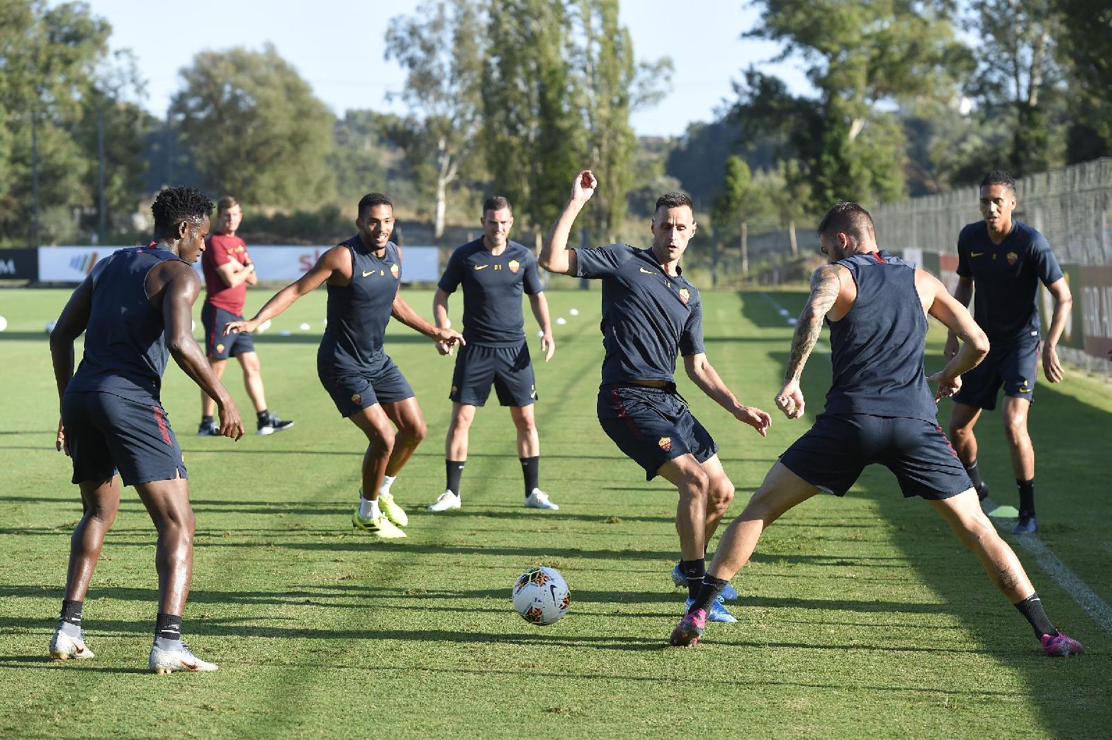 Kalinic al centro del torello, di LaPresse