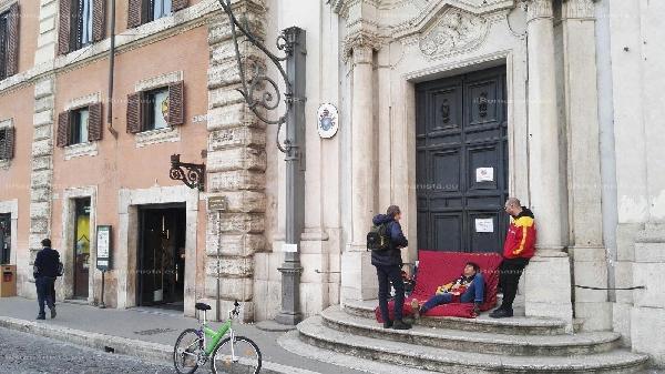 Video Roma Liverpool Tifosi Con Sacco A Pelo E Coperte Davanti Ai Roma Store [ 337 x 600 Pixel ]