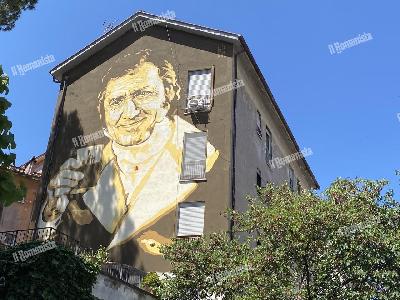 GALLERY - Inaugurato il murale di Alberto Sordi nel quartiere Garbatella
