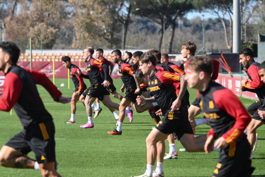 La Roma in campo durante la rifinitura