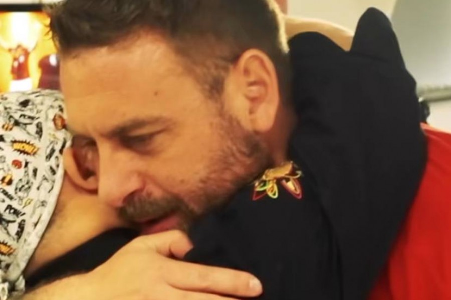 Estratto del video della Roma in cui De Rossi abbraccia un ragazzo della Locanda dei Girasoli