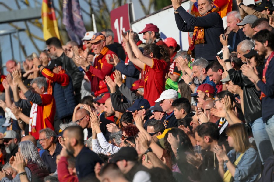 Tifosi giallorossi allo Stadio Tre Fontane