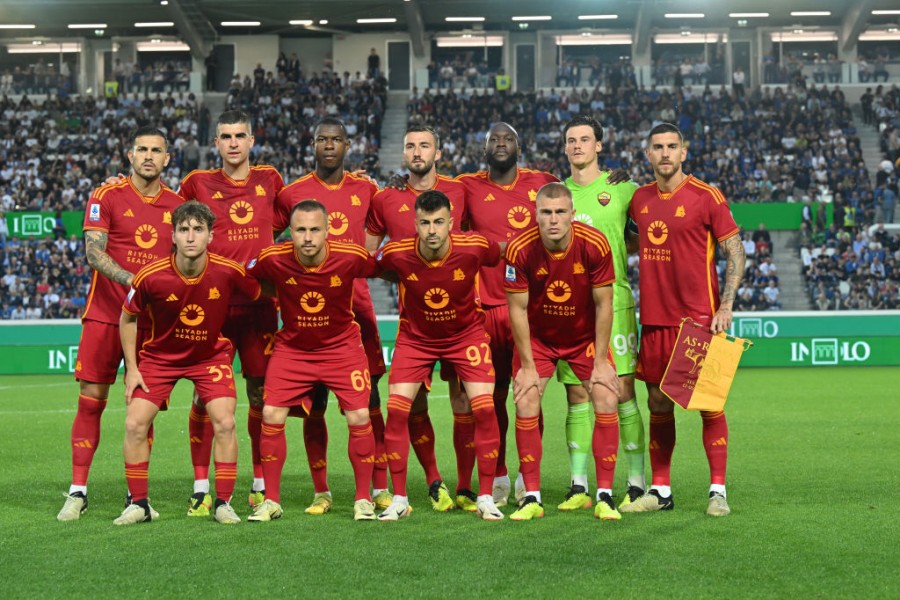 La squadra giallorossa prima del fischio d'inizio di Atalanta-Roma