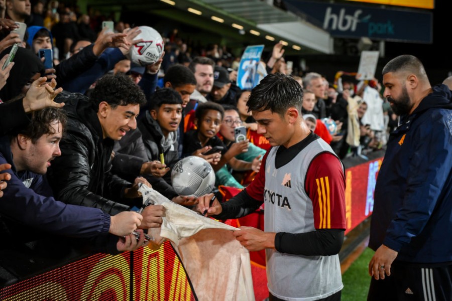 Paulo Dybala firma autografi a Perth