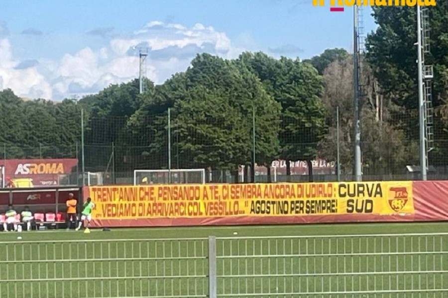 Lo striscione apparso a Trigoria dedicato ad Agostino Di Bartolomei