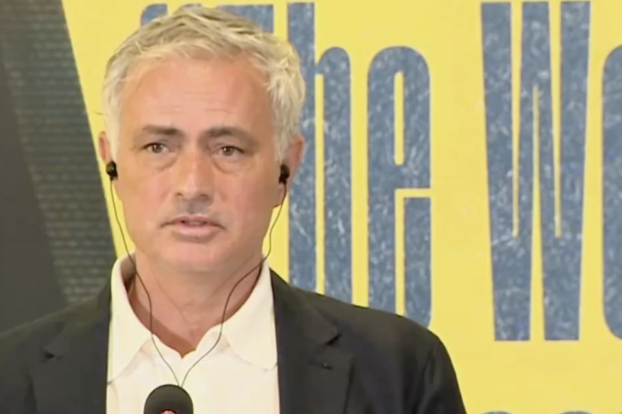 José Mourinho durante la conferenza stampa del Fenerbahce