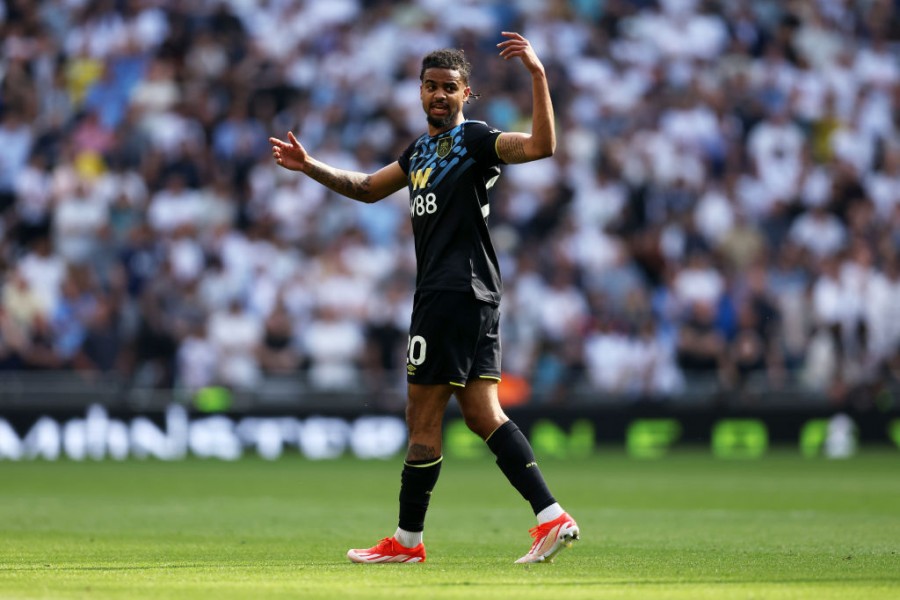 Assignon in campo con la maglia del Burnley