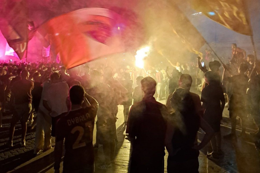 I festeggiamenti dei tifosi giallorossi