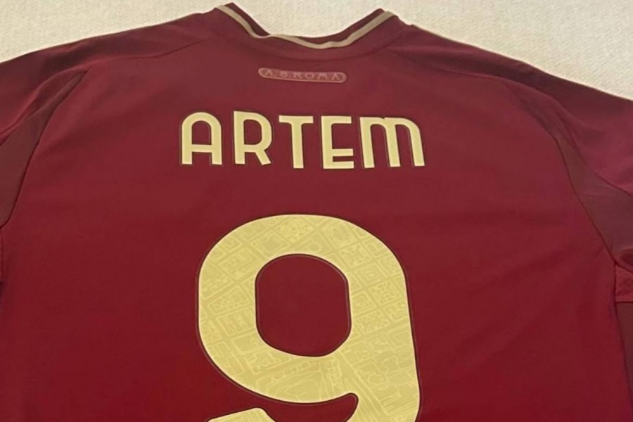 Divisa della Roma di Dovbyk con il numero 9