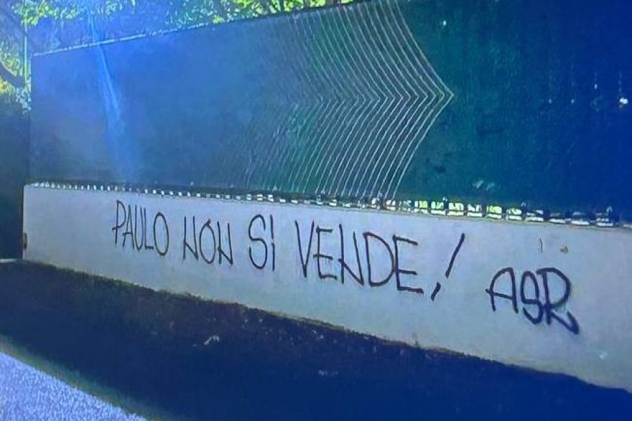 Il messaggio diffuso dai tifosi fuori da Trigoria