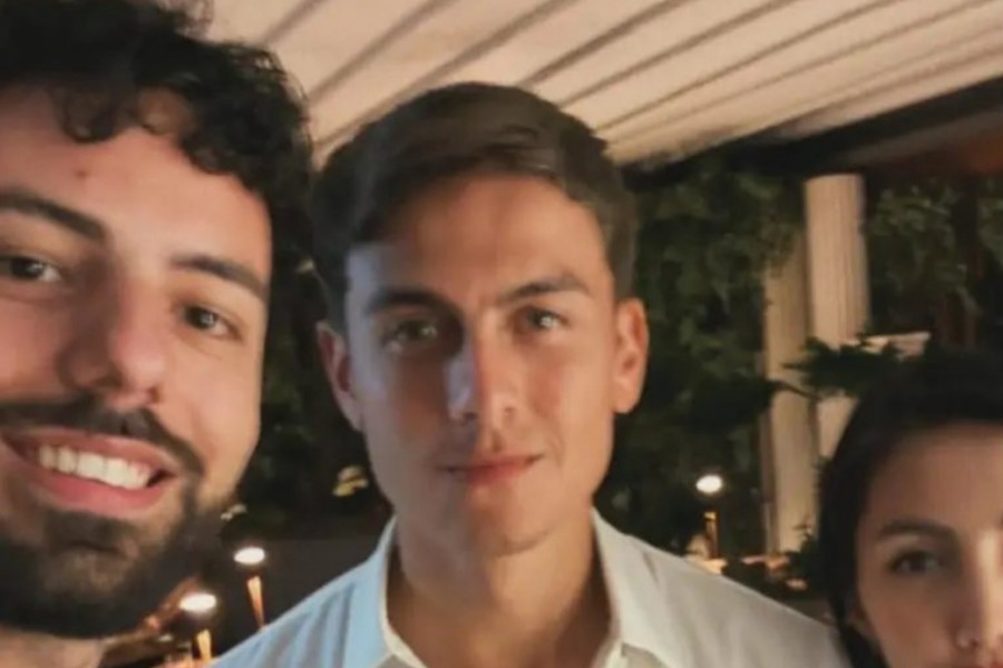 Paulo Dybala a cena scatta foto con i tifosi presenti