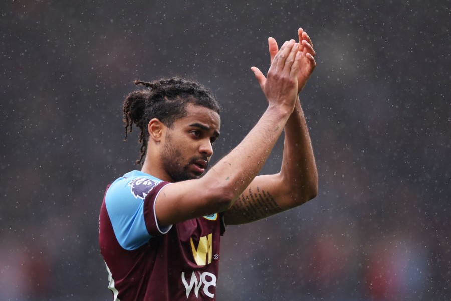 Assignon in campo con la maglia del Burnley