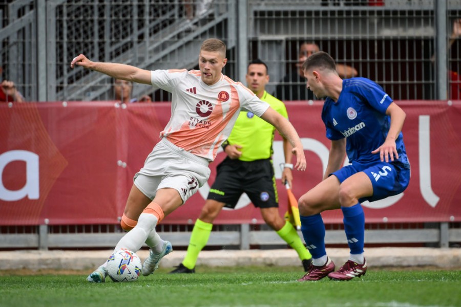 Dovbyk in campo con la maglia della Roma