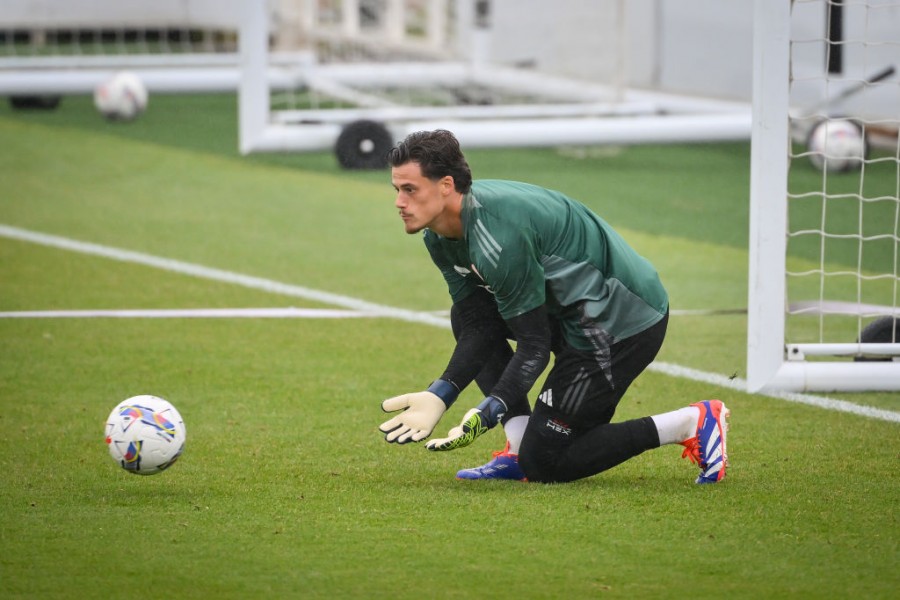 Mile Svilar durante una seduta d'allenamento al St George's Park