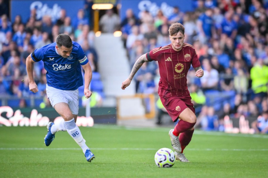 Nicola Zalewski in campo con la Roma