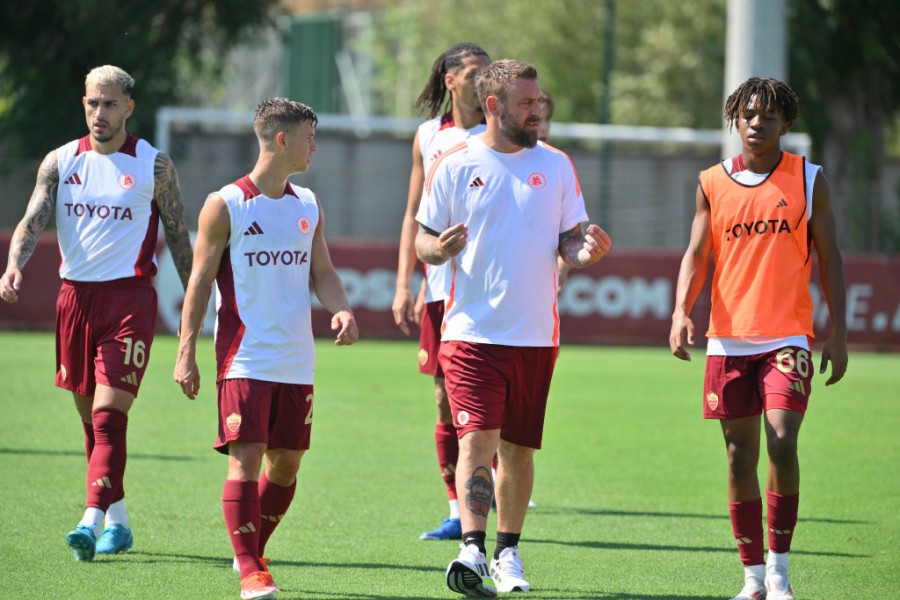 Daniele De Rossi con i giocatori in allenamento