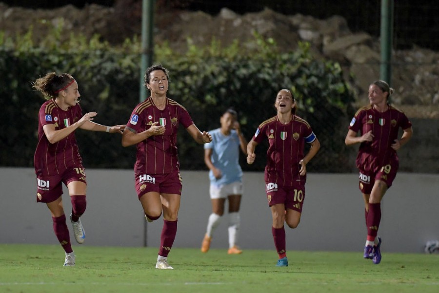 Le ragazze della Roma Femminile esultano dopo un gol