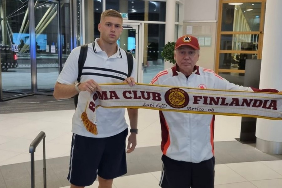 Dovbyk insieme a Juha Ahtinen presidente del Roma Club in Finlandia 