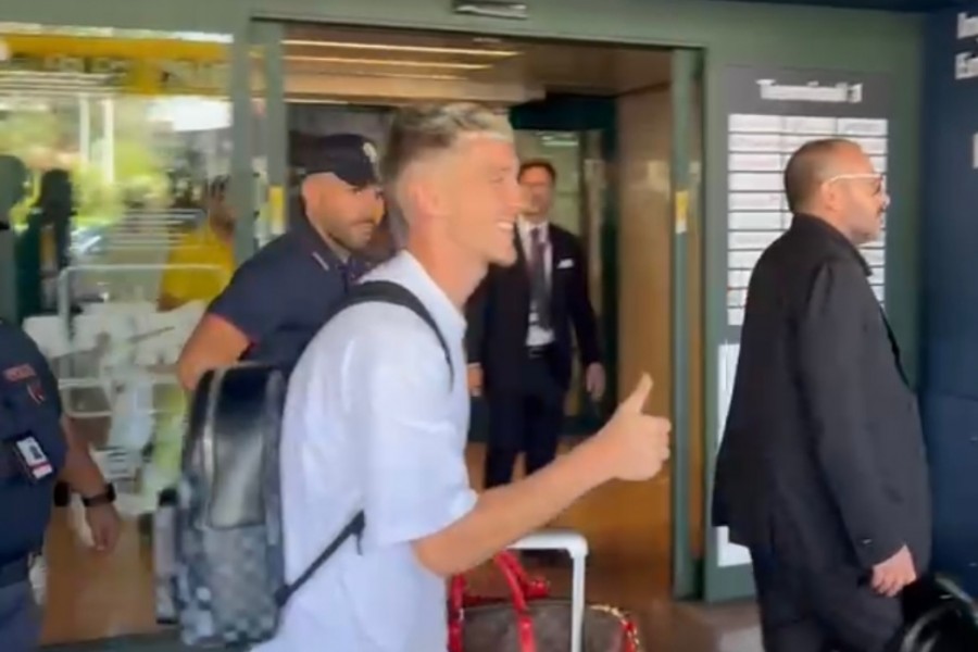 Alexis Saelemaekers al suo arrivo a Fiumicino