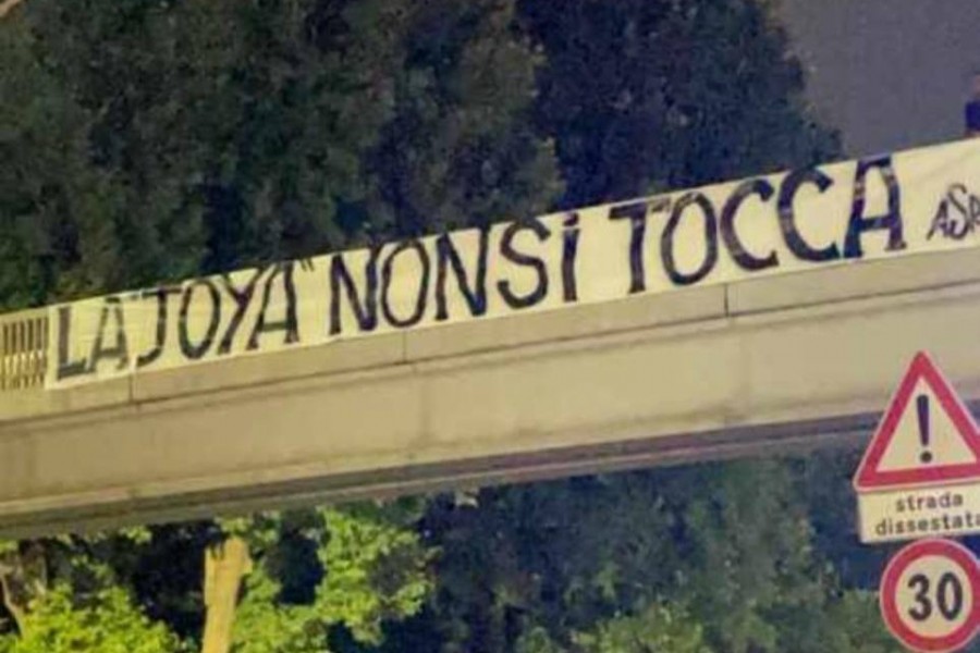 Lo striscione per Paulo Dybala