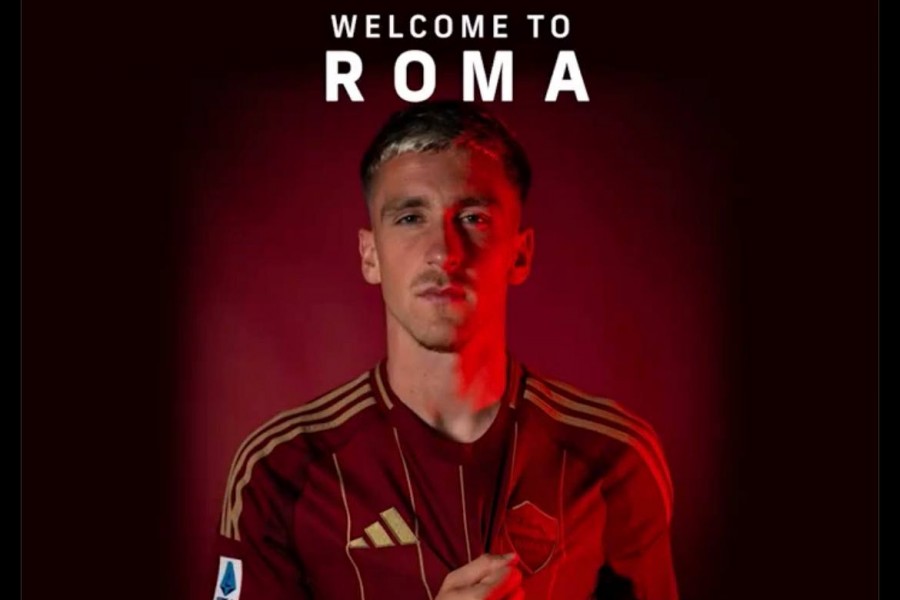 Alexis Saelemaekers con la maglia della Roma