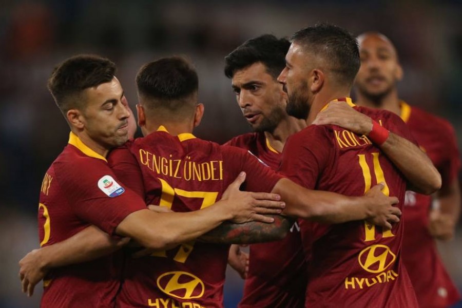 La squadra esulta dopo il gol del vantaggio, firmato da Cengiz Ünder