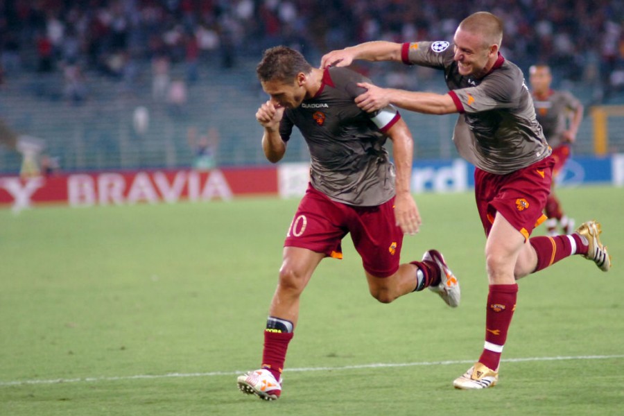 Totti e De Rossi esultano dopo il gol di Francesco in Roma-Shakhtar del 12 settembre 2006