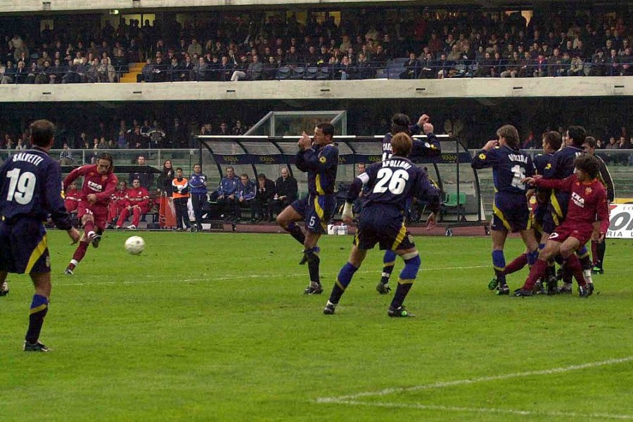 La punizione di Batistuta in Verona-Roma dell'11 novembre 2000