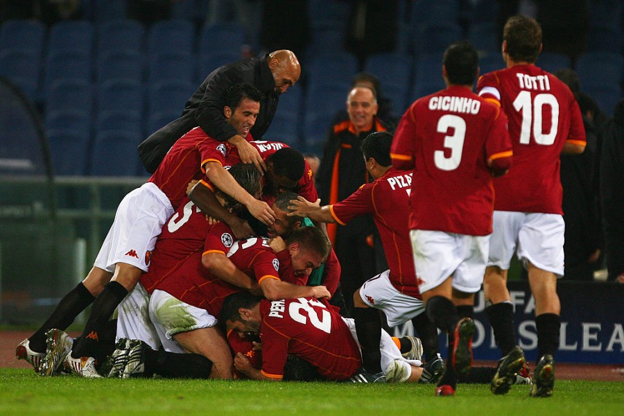 L'esultanza di gruppo dopo il gol del 3-0 di Vucinic