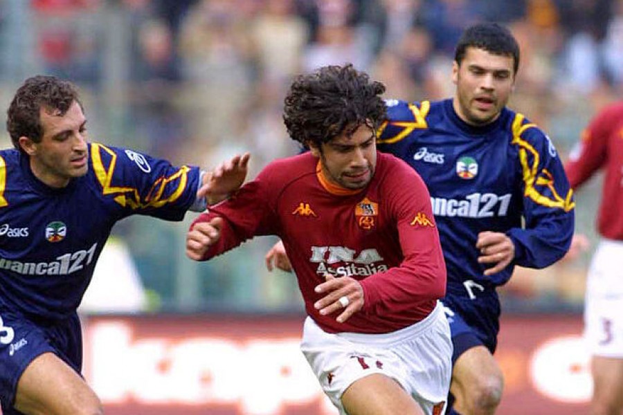 Damiano Tommasi in azione contro il Lecce