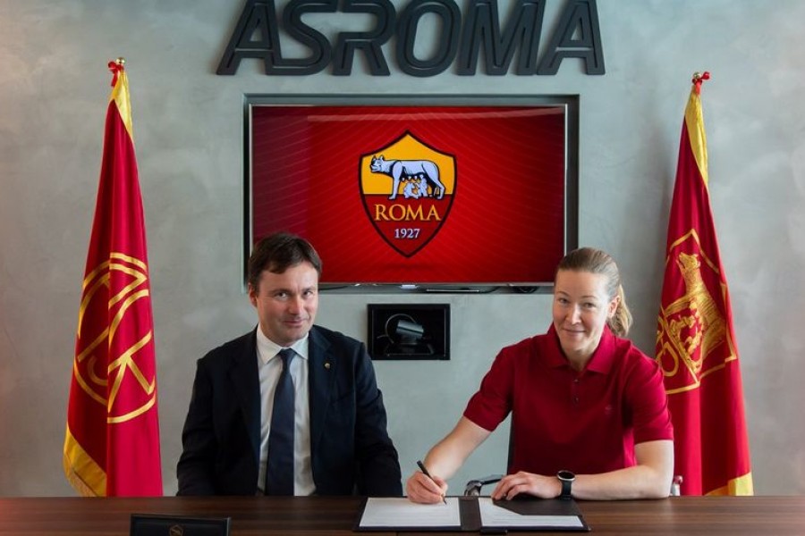 Tinja-Riikka Korpela durante la firma con la Roma