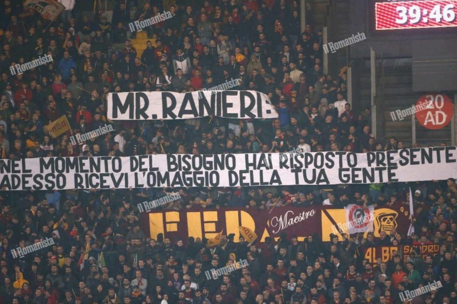 Lo striscione della Curva Sud dedicato al mister