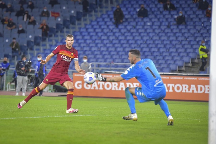 Dzeko sfrutta l'assist di Mkhitaryan e rimonta lo 0-1 di Caprari., di LaPresse