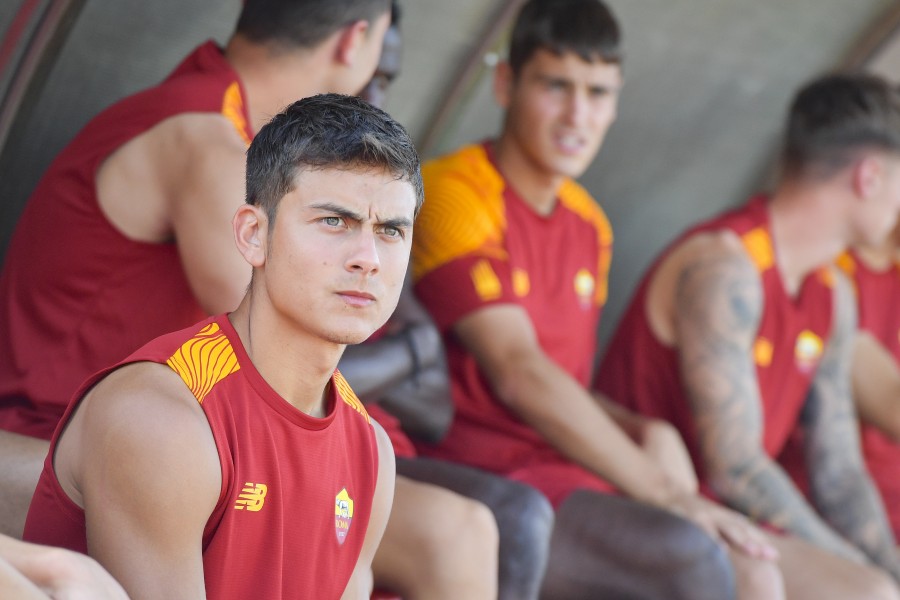 Dybala in panchina durante Roma-Nizza