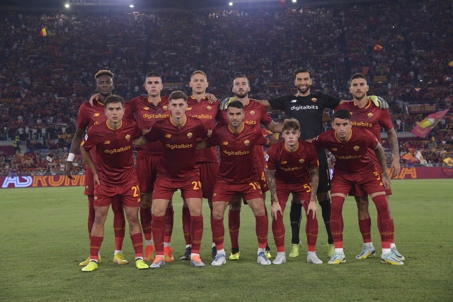 La foto di rito della Roma prima della partita contro il Monza