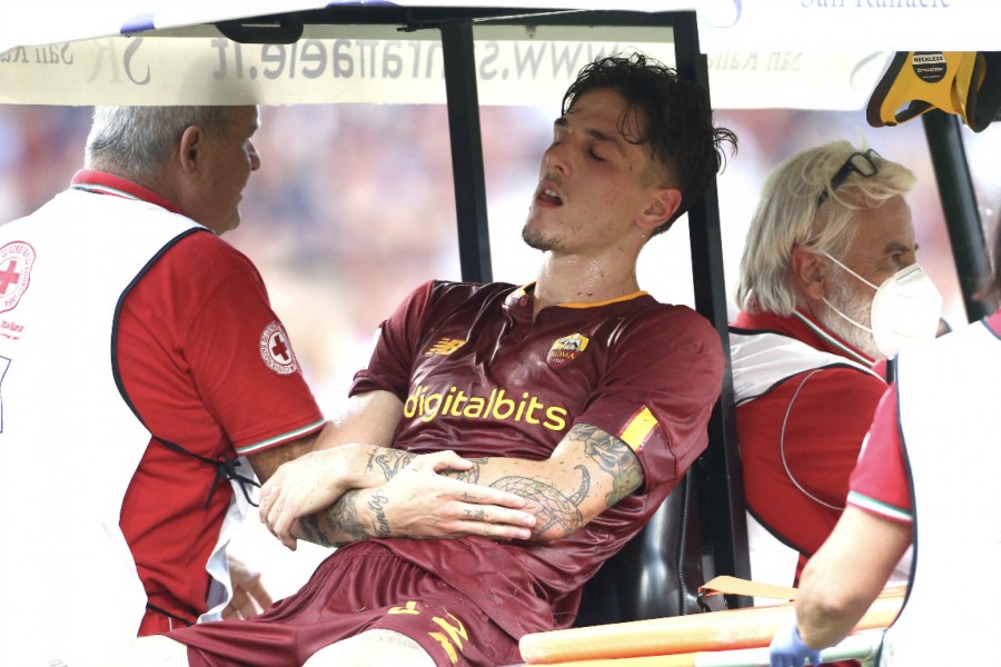 Zaniolo trasportato sulla barella a motore