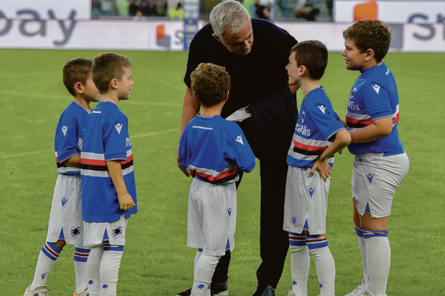 Mourinho con dei bambini a Marassi