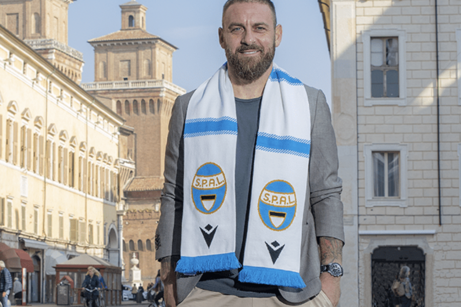 Daniele De Rossi con la sciarpa della Spal