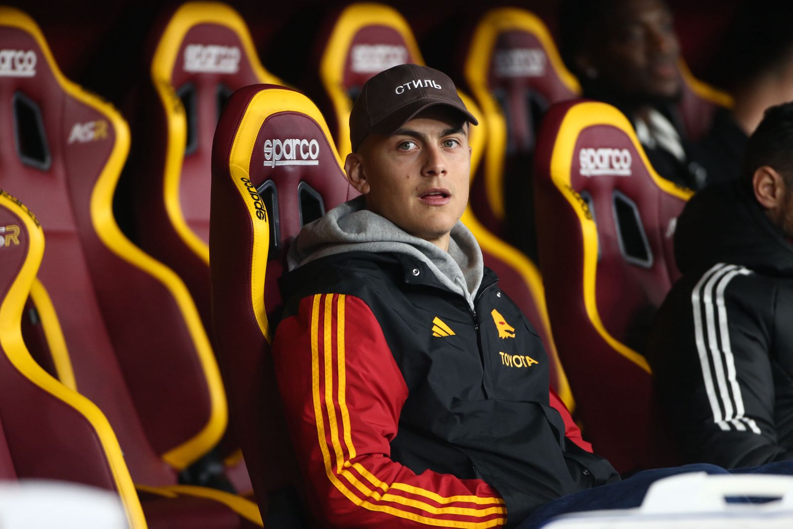 Paulo Dybala in panchina prima di Roma-Napoli