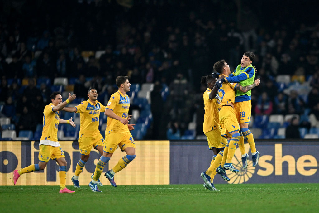 Il Frosinone esulta dopo la vittoria sul Napoli