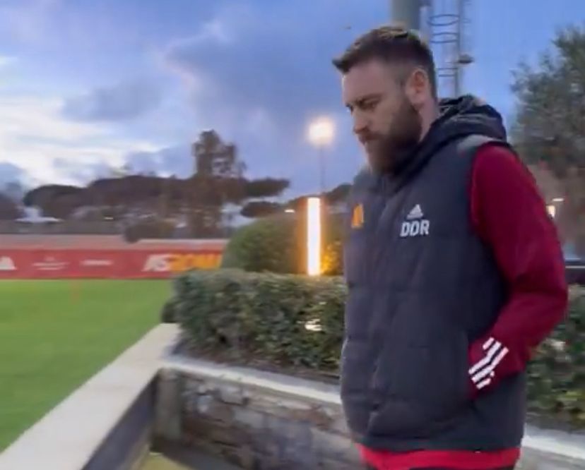 De Rossi all'ingresso in campo