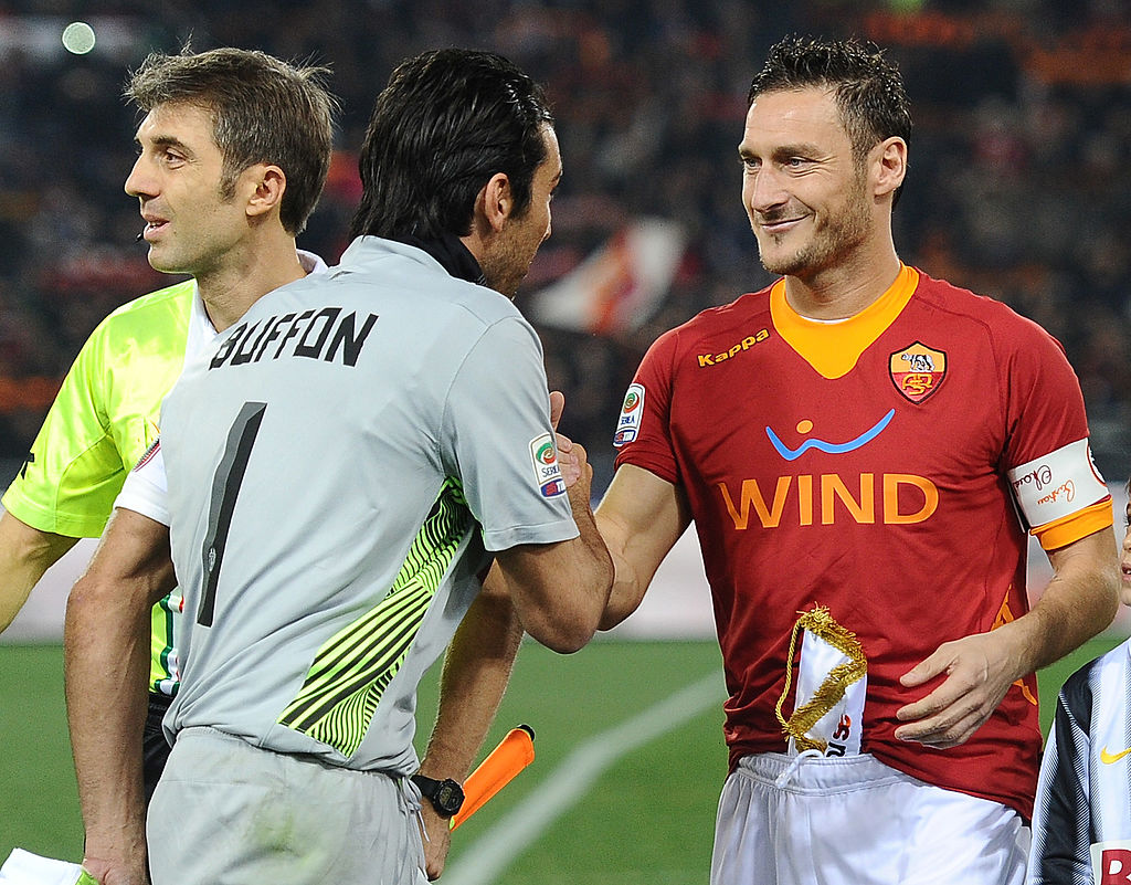 Totti e Buffon si salutano prima di un Roma-Juventus all'Olimpico