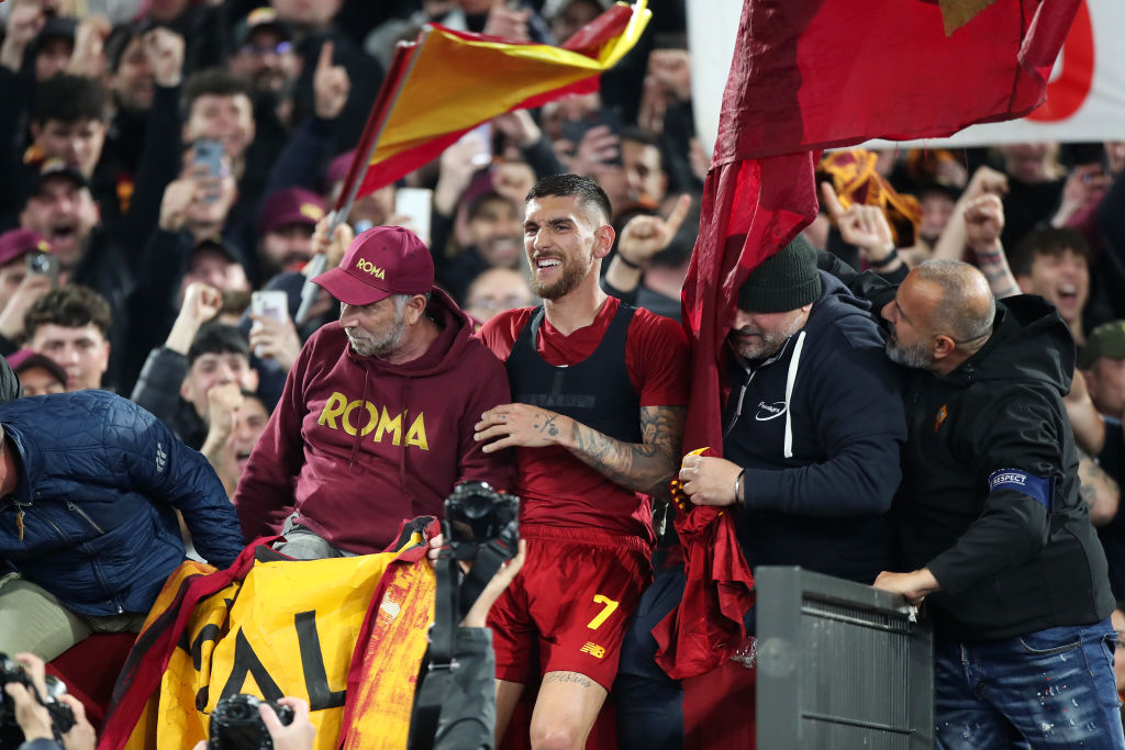 Lorenzo Pellegrini esulta sotto la Curva Sud