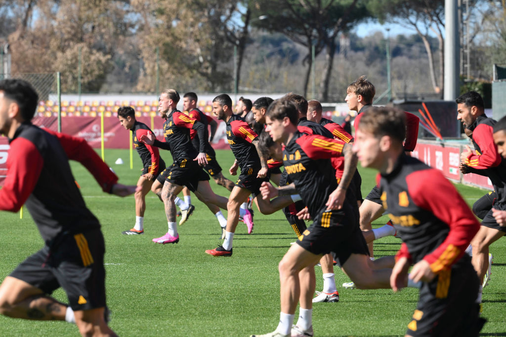 La Roma in campo durante la rifinitura