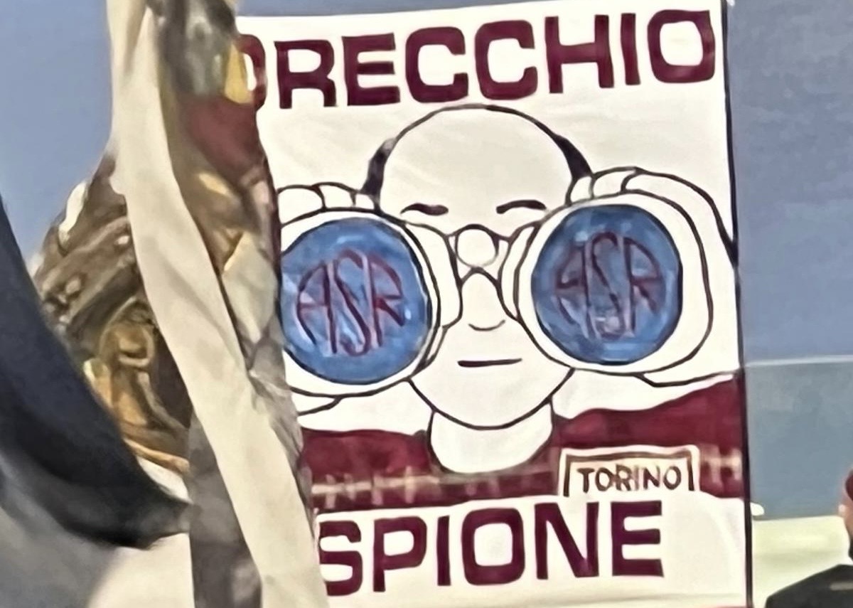 Lo striscione dedicato al collaboratore di Juric, Orecchio