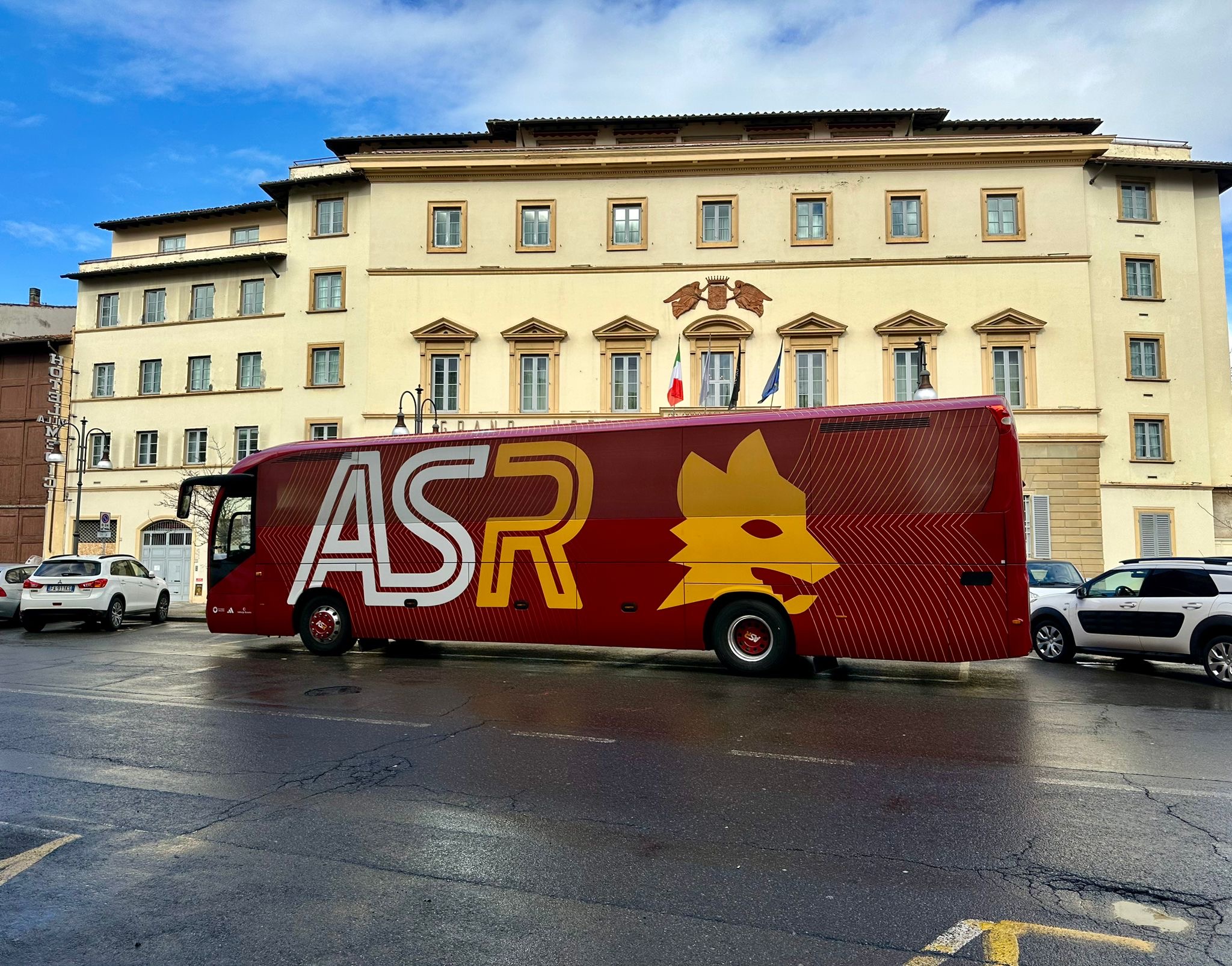 Il bus giallorosso nel cuore di Firenze