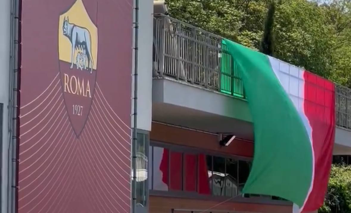 Il vessillo tricolore a Trigoria