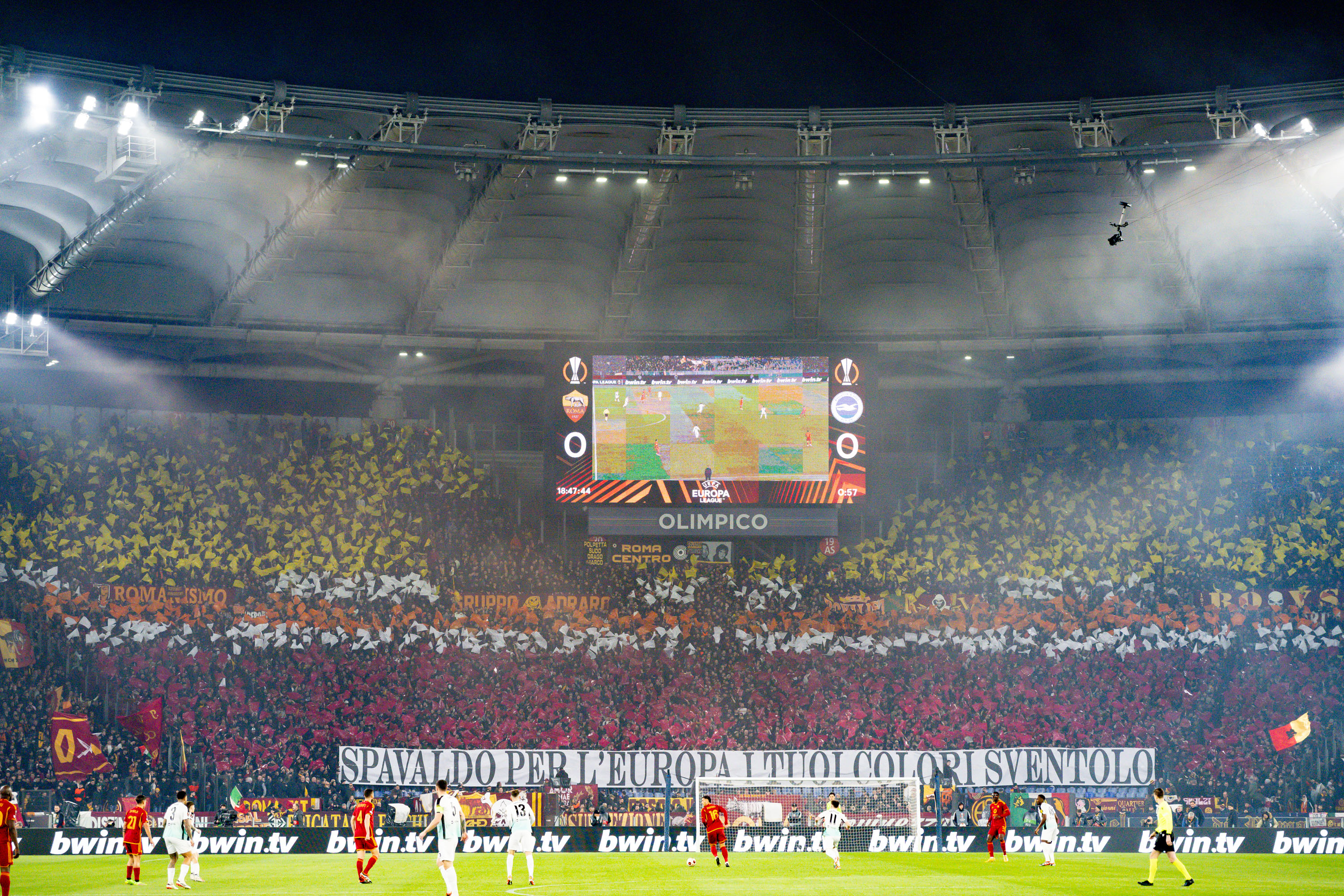 La coreografia della Curva Sud a Roma-Brighton