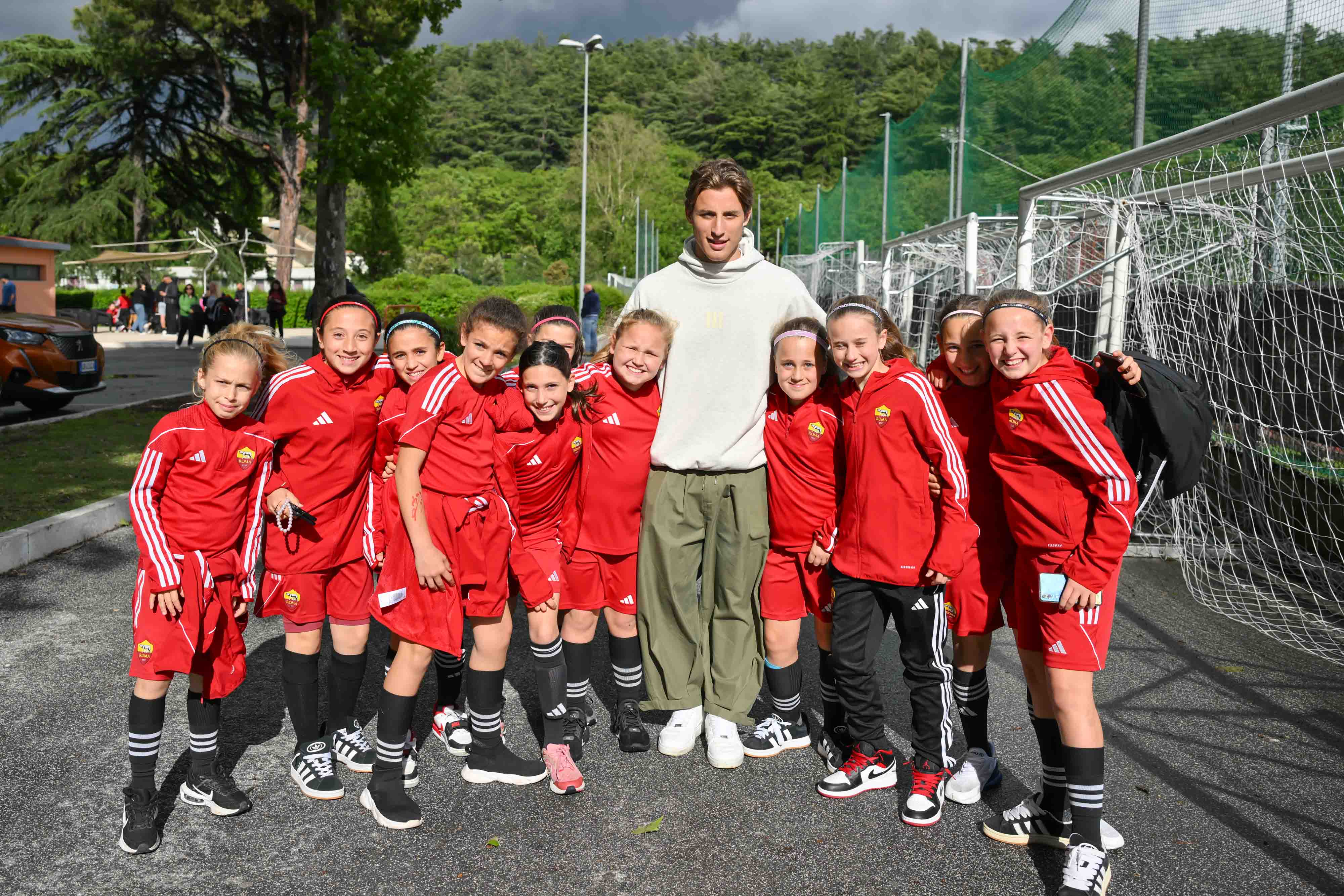 Le foto scattate insieme alle bambine della scuola calcio giallorossa